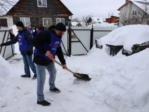 Волонтёры расчистили снег и предотвратили подтопление дома матери участников СВО